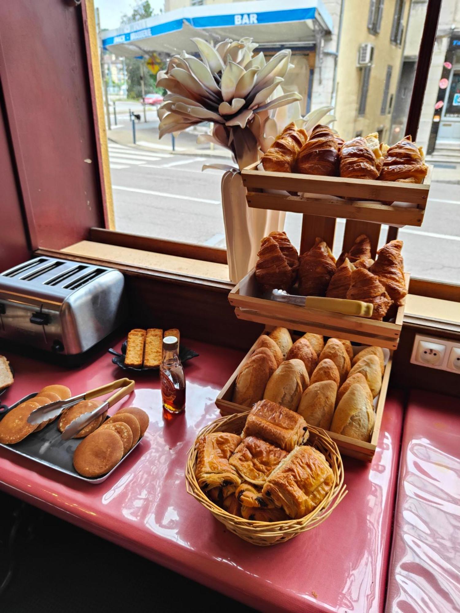 Hotel Terminus - Pizzeria Pizz'A Gogo - Salle De Sport - Face A La Gare ロン・ル・ソーニエ エクステリア 写真