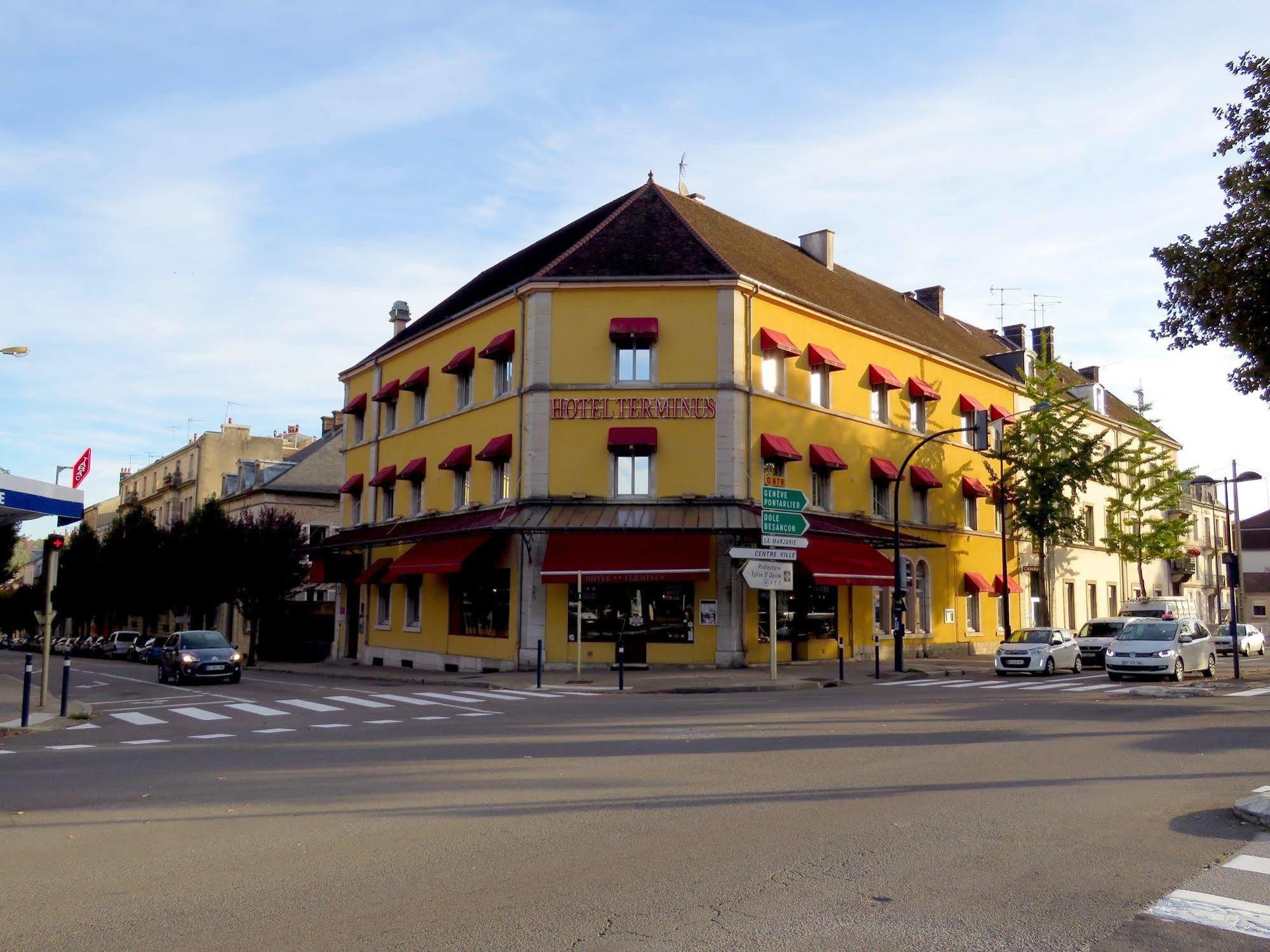 Hotel Terminus - Pizzeria Pizz'A Gogo - Salle De Sport - Face A La Gare ロン・ル・ソーニエ エクステリア 写真