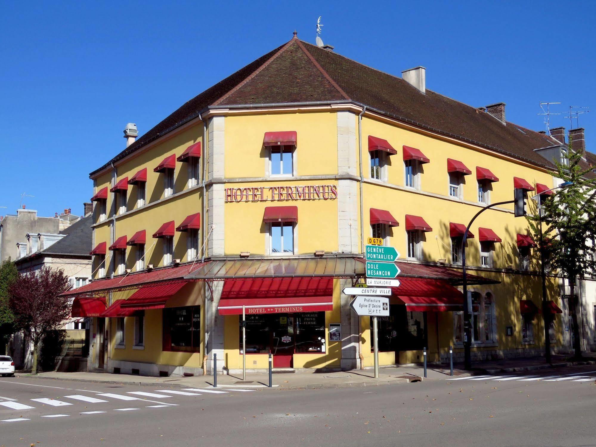 Hotel Terminus - Pizzeria Pizz'A Gogo - Salle De Sport - Face A La Gare ロン・ル・ソーニエ エクステリア 写真