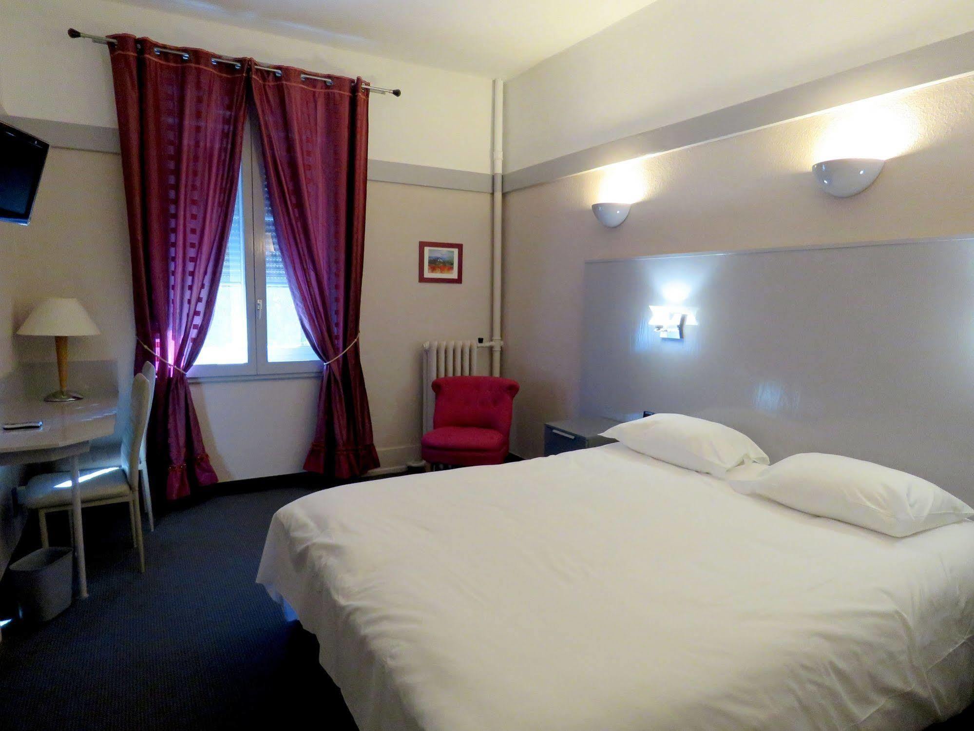 Hotel Terminus - Pizzeria Pizz'A Gogo - Salle De Sport - Face A La Gare ロン・ル・ソーニエ エクステリア 写真